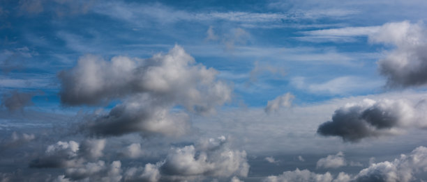 阴天。蓝天上蓬松的云彩。自然的云景背景照片。宽屏水平变形格式。电影宽高比 21:9图片下载