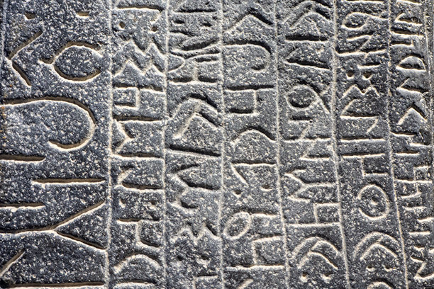 古代突厥符文的片段。石墙表面刻有字母。照片图片下载