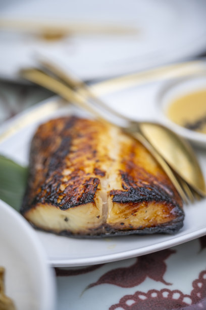 日式烤银鳕鱼配味噌和柚子图片下载