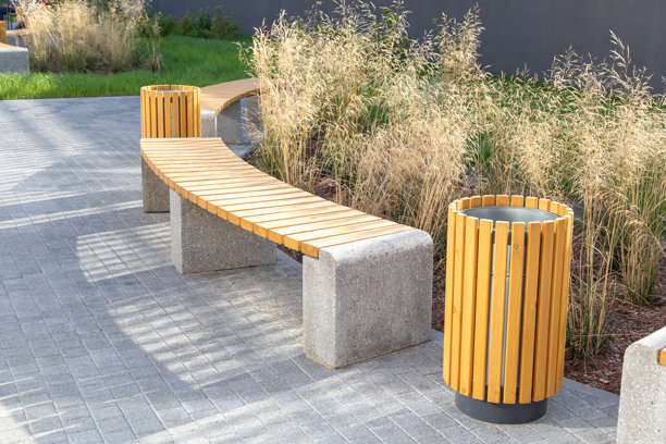 公共公园里的街道长椅和垃圾箱。城市景观设计，包括步行区附近的座位、垃圾箱和蒲公英草。照片图片下载