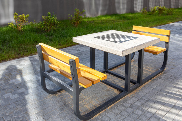 带长凳的棋盘桌。供公共休闲区使用的多功能城市家具。照片图片下载