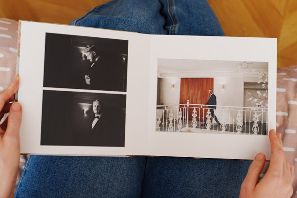女人的手正在翻阅一本带有婚礼照片的相册图片下载