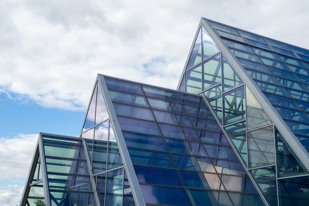 现代建筑的玻璃屋顶，具有三角形结构。当代建筑，配有透明面板和钢材。实景照片图片下载