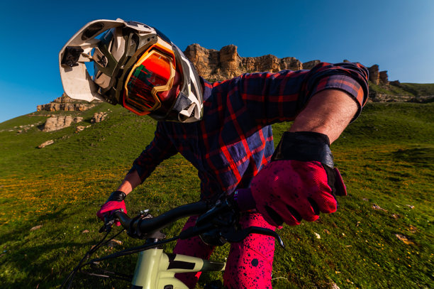 俯视角度拍摄的年轻运动员的垂直照片，广角拍摄。专业山地自行车骑手。图片下载