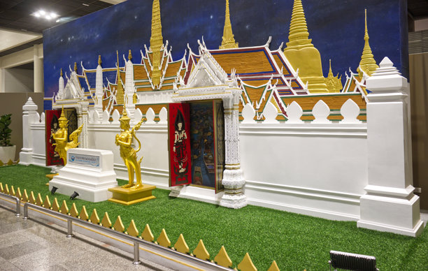 泰国曼谷乍能瓦迪路廊曼国际机场航站楼内展示的玉佛寺模型图片下载