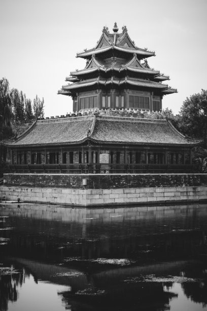 北京故宫博物院标志性的黑白历史建筑照片。传统建筑和周围的水景倒映在宁静的场景中。这个美丽的环境让人一窥文化遗产。图片下载