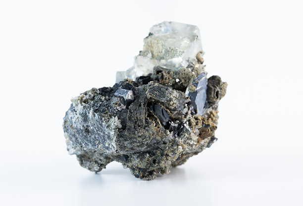 俄罗斯产的天然萤石，带有黄铁矿金斑和方铅矿晶体，白底照片，地质样本。图片下载