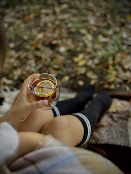 柠檬茶在透明杯子里，氛围感照片图片下载