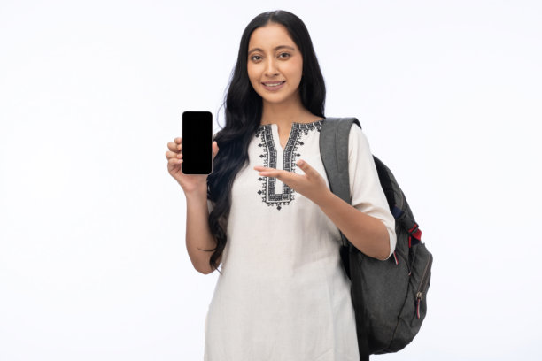 身穿库尔塔的年轻女学生在白色背景上展示手机屏幕的图片素材图片下载