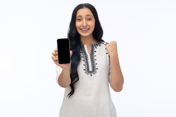 年轻女子展示手机屏幕的隔离白色背景照片素材图片下载