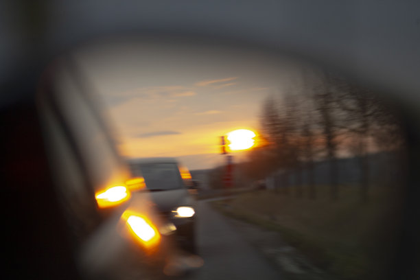 日落时分，一辆汽车在公路上行驶的略微模糊的照片图片下载