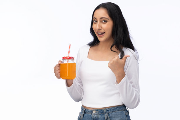 一位漂亮的旅游者在夏天饮用果汁的肖像，在白色背景下孤立，照片素材图片下载