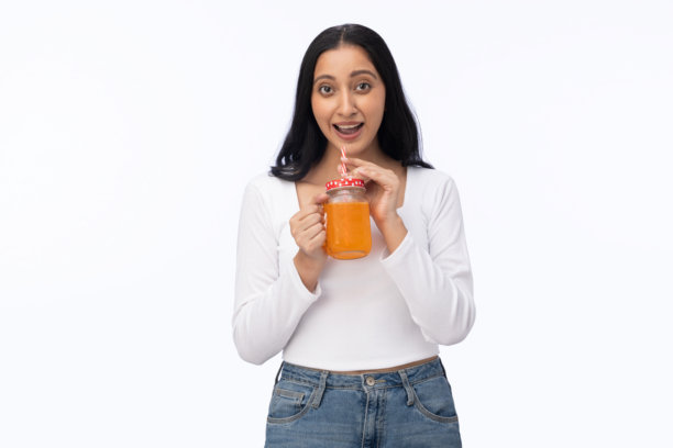 一位漂亮的游客在夏天喝果汁，白色背景肖像照片图片下载