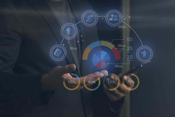 商人与虚拟触摸屏互动，屏幕上显示着色彩鲜艳的图表和图标，代表着商业策略、数据分析和绩效指标。图片下载