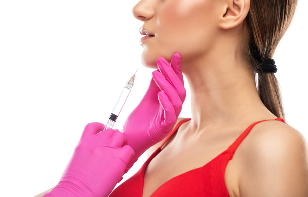 美容师为女性进行溶脂注射，以燃烧下巴、脸颊和颈部的脂肪，消除双下巴。美容院的女性美容疗程。美容概念。图片下载