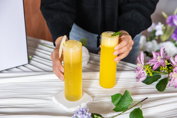 摄影师在影棚拍摄食品广告照片图片下载