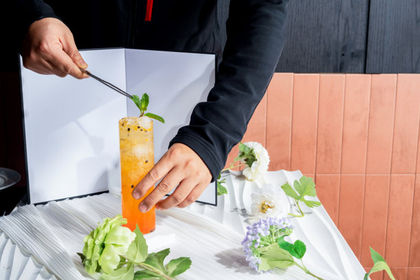 摄影师在影棚拍摄美食广告照片图片下载