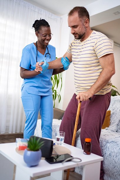 护士在家扶着老人使用助行器图片下载