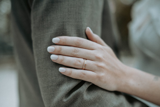 婚礼当天新郎新娘戒指的特写照片图片下载