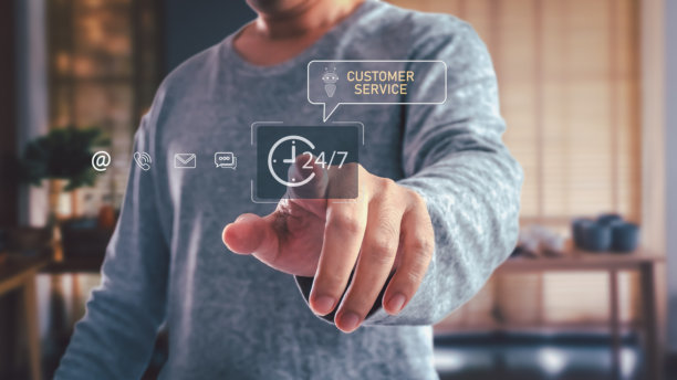 男顾客在酒店餐厅触碰虚拟屏幕，以获取24小时客服、AI聊天机器人支持及其他联系方式，进行互动。图片下载