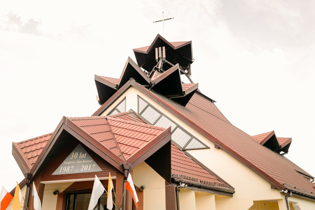 2023年4月4日，斯沃茨瓦夫，波兰。一座教堂塔楼的建筑细节照片，宗教和文化的象征，用于信仰和历史的概念。图片下载