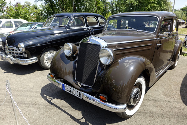 梅赛德斯-奔驰230在阳光明媚的户外经典汽车活动中停放的复古汽车图片下载