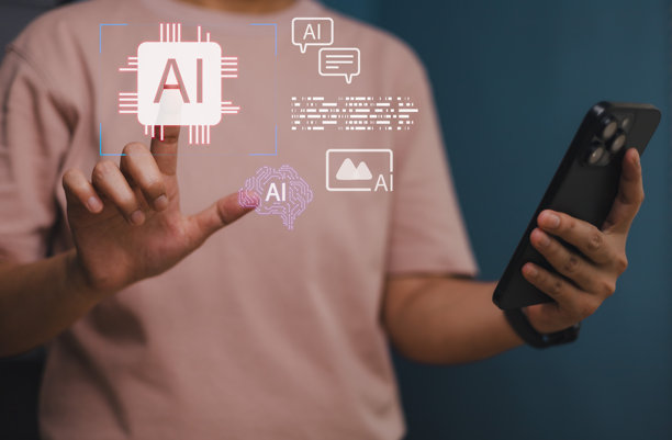 男人使用智能手机，屏幕上显示全息人工智能图标和数字界面。人工智能、创新技术、机器学习和未来移动应用的理念。图片下载