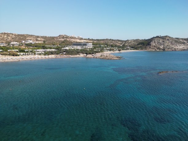 Agios Nikolaos - Kastri - 希腊科斯岛 - 一个俯瞰卡斯特里小岛的美丽海滩。无人机拍摄的照片

- Translation Analysis: The translation is accurate and professional. The terms图片下载