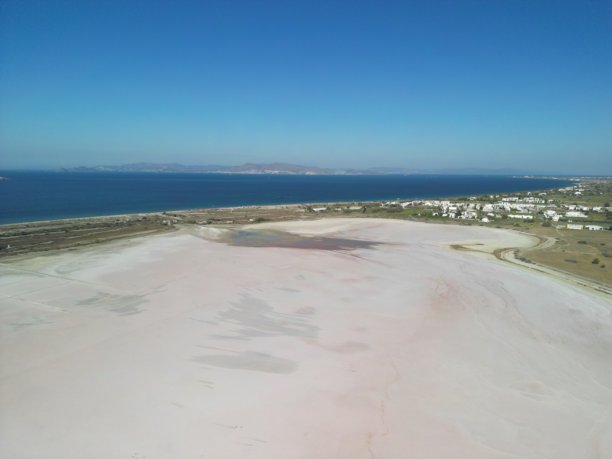 希腊科斯岛盐湖 - 无人机照片。干涸的湖泊。图片下载
