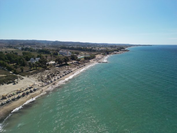 利姆尼奥纳斯海滩 - 科斯岛 - 希腊 - 岛屿北部的一个美丽海滩。航拍照片。图片下载