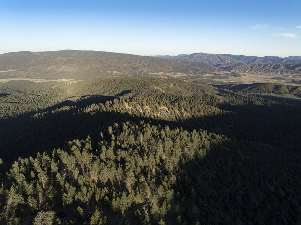 美国洛斯帕德雷斯国家森林，南加州，皮诺斯山日落的航拍照片图片下载
