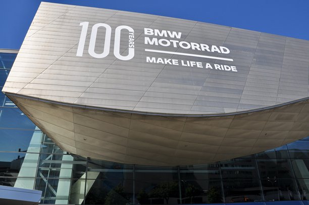 慕尼黑，德国 2025年10月10日。宝马世界建筑，宝马总部，慕尼黑。宝马世界是一个大型展厅，展示宝马集团（宝马、MINI和劳斯莱斯）的汽车。宝马世界展览与展厅。图片下载