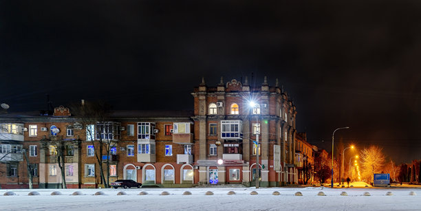 乌克兰北顿涅茨克市执行委员会附近历史建筑的圣诞夜照片图片下载