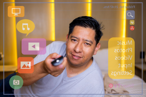 男人在他的卧室看电视图片下载