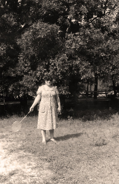 复古肖像，一位美丽的妇人手持羽毛球拍。积极的休息。1982年复古照片图片下载