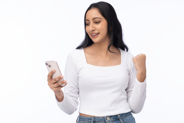 年轻女孩穿着白色T恤，使用手机，背景为白色，照片素材图片下载