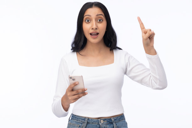 身穿白色T恤的年轻女孩正在使用手机，白色背景下的素材照片图片下载