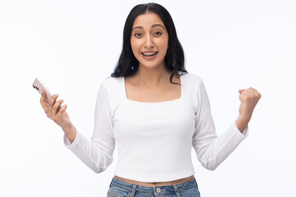 身穿白色T恤的年轻女孩正在使用手机，白色背景下的照片素材图片下载