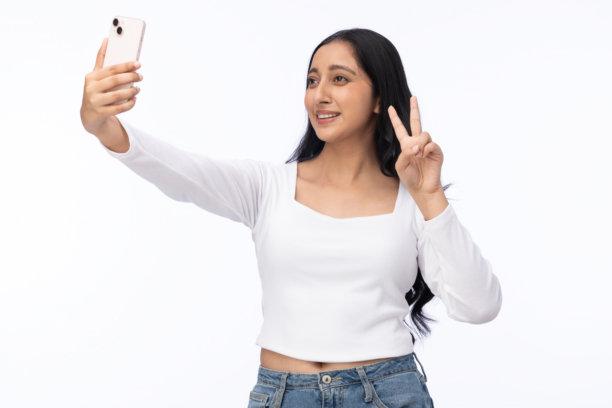 身穿白色T恤的年轻女孩正在使用手机，白色背景下的素材照片图片下载