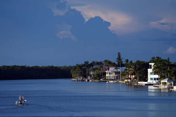 佛罗里达礁岛群伊斯兰教摩拉达的航拍照片，包括码头、日落、游艇、海滩和灯塔。茶桌礁和伊斯兰教摩拉达。图片下载