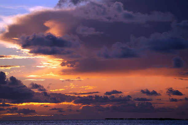 佛罗里达礁岛群伊斯兰诺拉，包含码头、日落、游艇、海滩和灯塔的航拍照片。茶桌岛和伊斯兰诺拉。图片下载