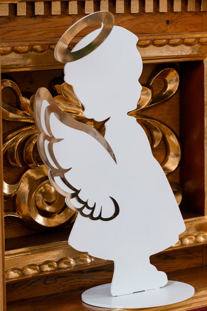 优雅的天使剪影，头顶光环，身披翅膀，背景为华丽的古董木制家具，复古风格图片下载