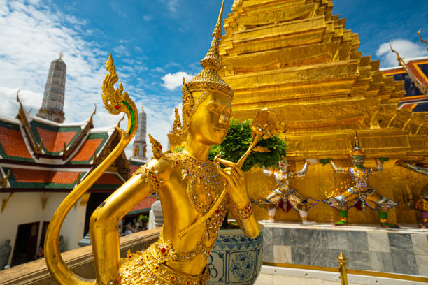 泰国曼谷玉佛寺大皇宫的金色天使雕像图片下载