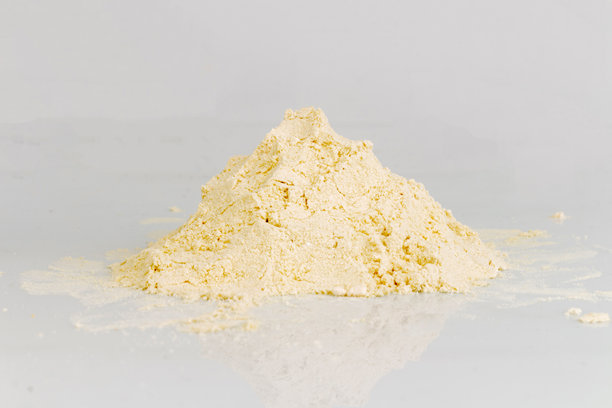 白色背景上的蛋白质粉，正面和俯视角度，摄影素材图片下载