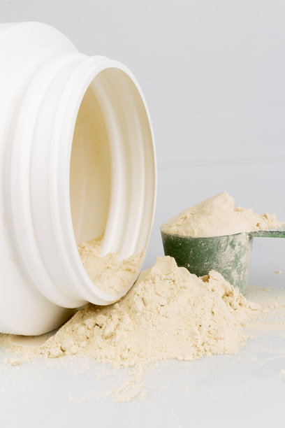 白色背景下的蛋白质粉和塑料瓶 营养摄影素材图片下载