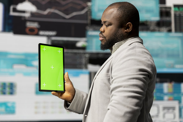 一位非裔美国商人正在使用带有孤立模型素材的电子设备图片下载