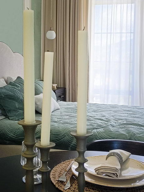 经典风格的美丽室内装饰。烛台上的蜡烛摆放在铺好的餐桌上。特写，竖幅照片。图片下载