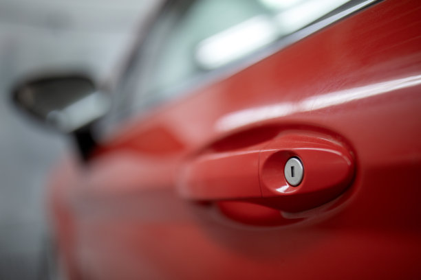 红色汽车门把手特写照片图片下载
