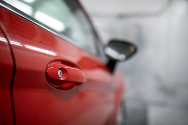 红色汽车门把手特写照片图片下载