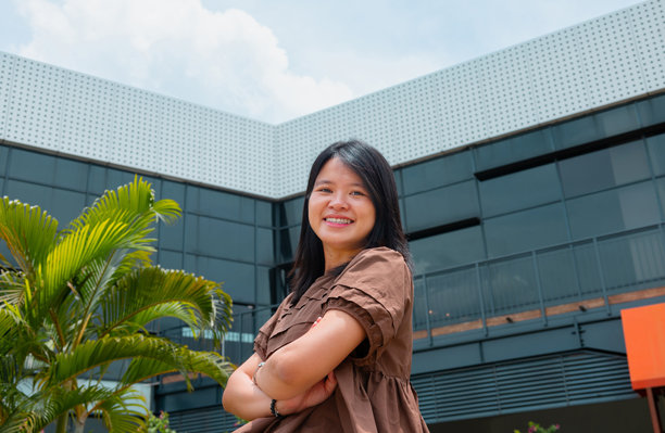 自信年轻女性肖像。生活方式、享受生活、绿色生活、健康、成功人士概念、可持续发展。素材图片图片下载